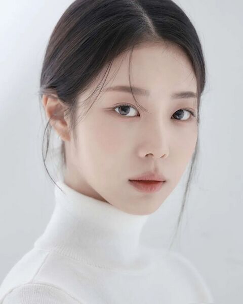 File:Han Chae Rin.jpg